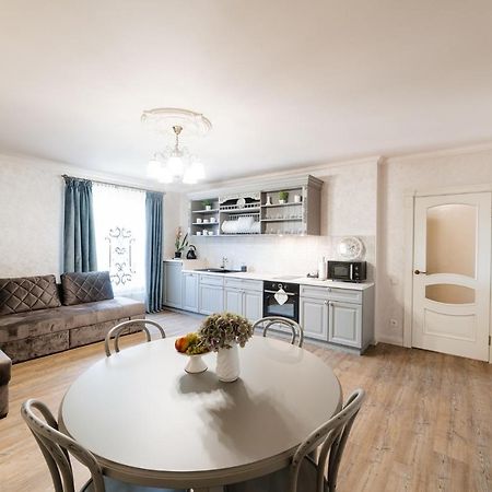 Lux Apartment On Duhnovicha Street .Free Parking. Ujgorod Dış mekan fotoğraf