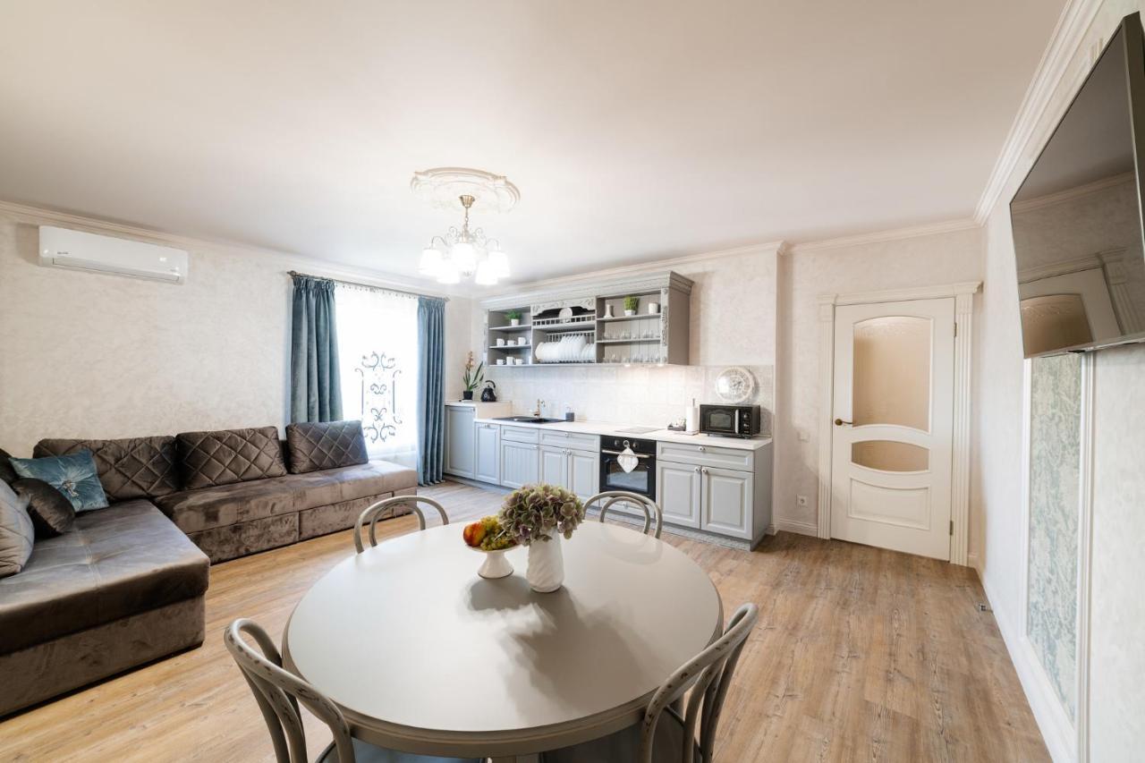 Lux Apartment On Duhnovicha Street .Free Parking. Ujgorod Dış mekan fotoğraf