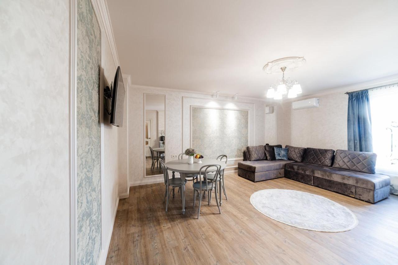 Lux Apartment On Duhnovicha Street .Free Parking. Ujgorod Dış mekan fotoğraf
