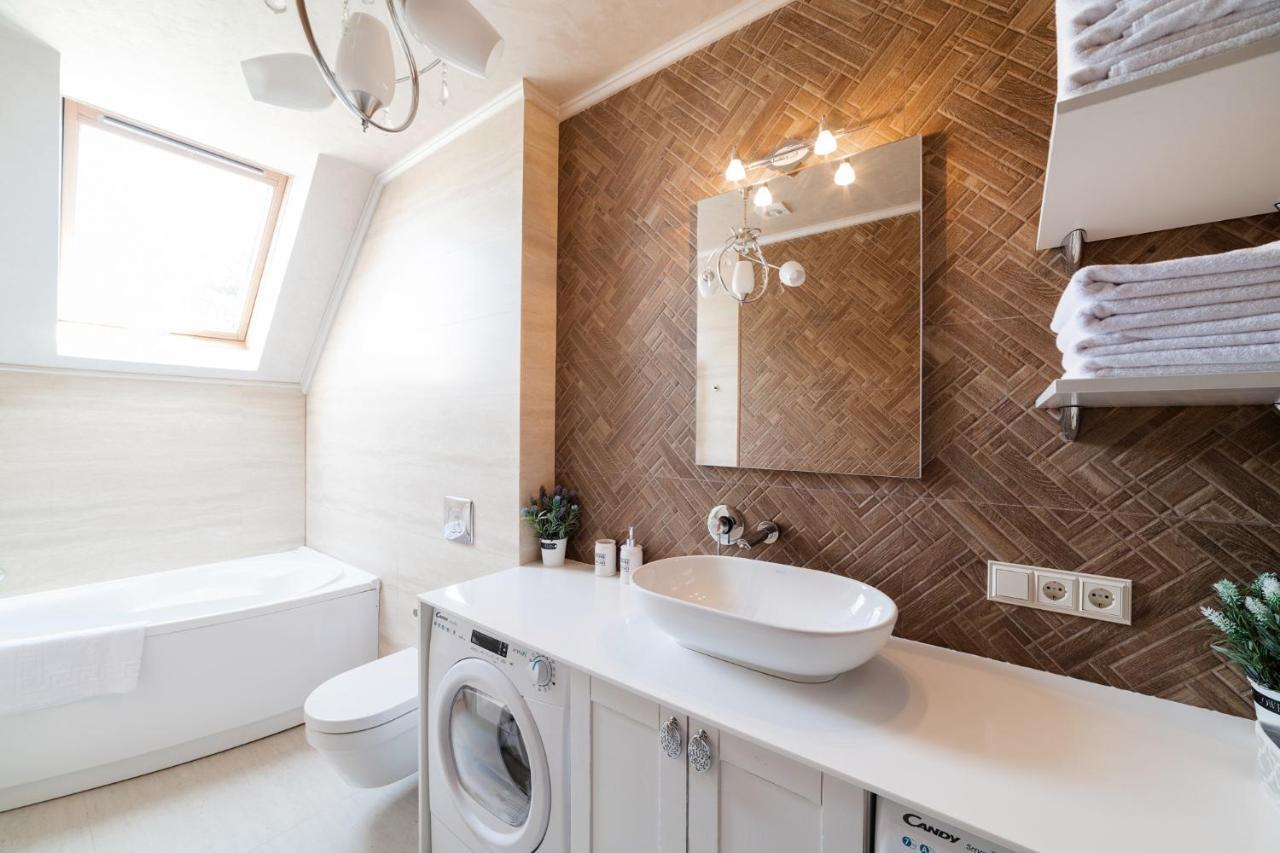 Lux Apartment On Duhnovicha Street .Free Parking. Ujgorod Dış mekan fotoğraf