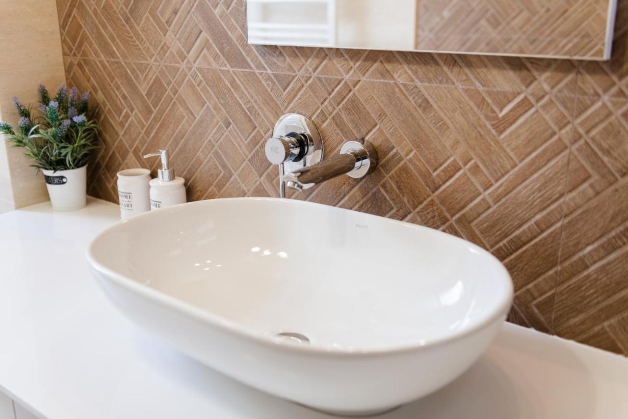 Lux Apartment On Duhnovicha Street .Free Parking. Ujgorod Dış mekan fotoğraf